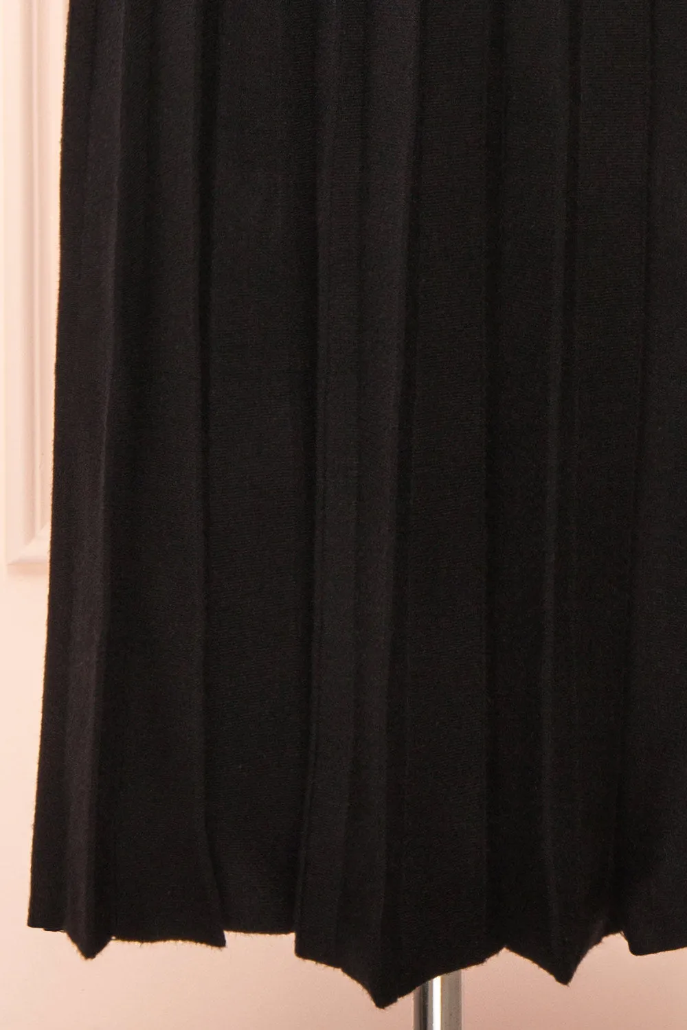 Neve Black | Midi Knit Pleated Skirt